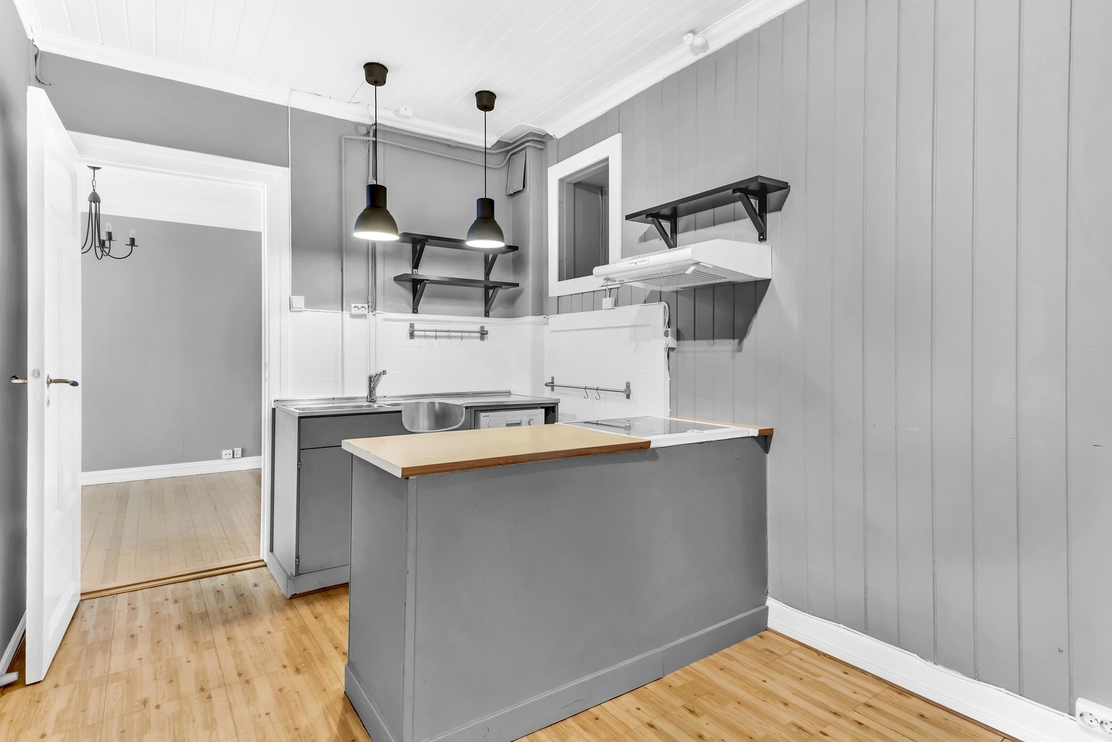 Separat kjøkken med plass til lite spisebord Galleribilde