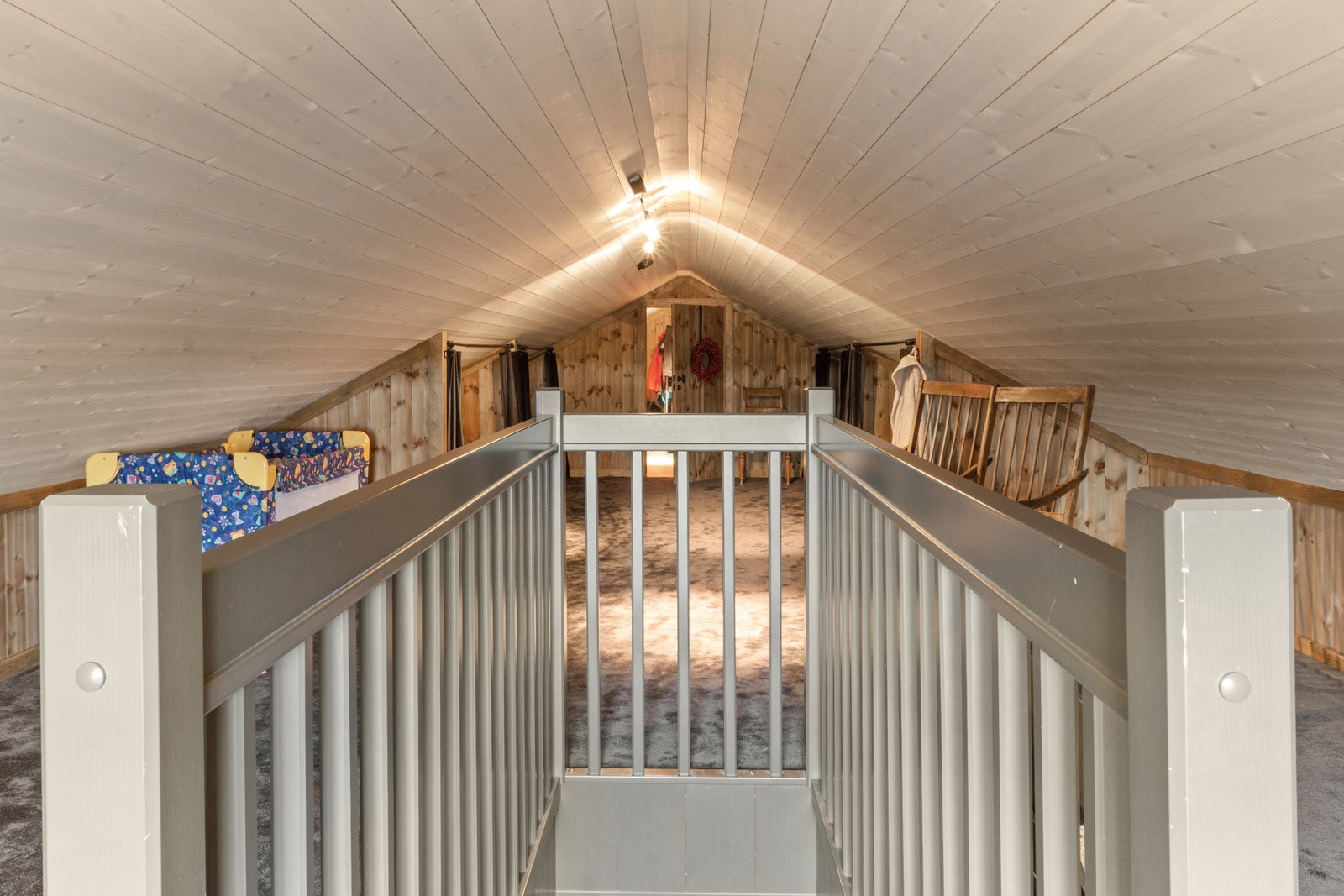 Hems med oppbevaringsrom og del som er innredet med plassbygde senger Galleribilde