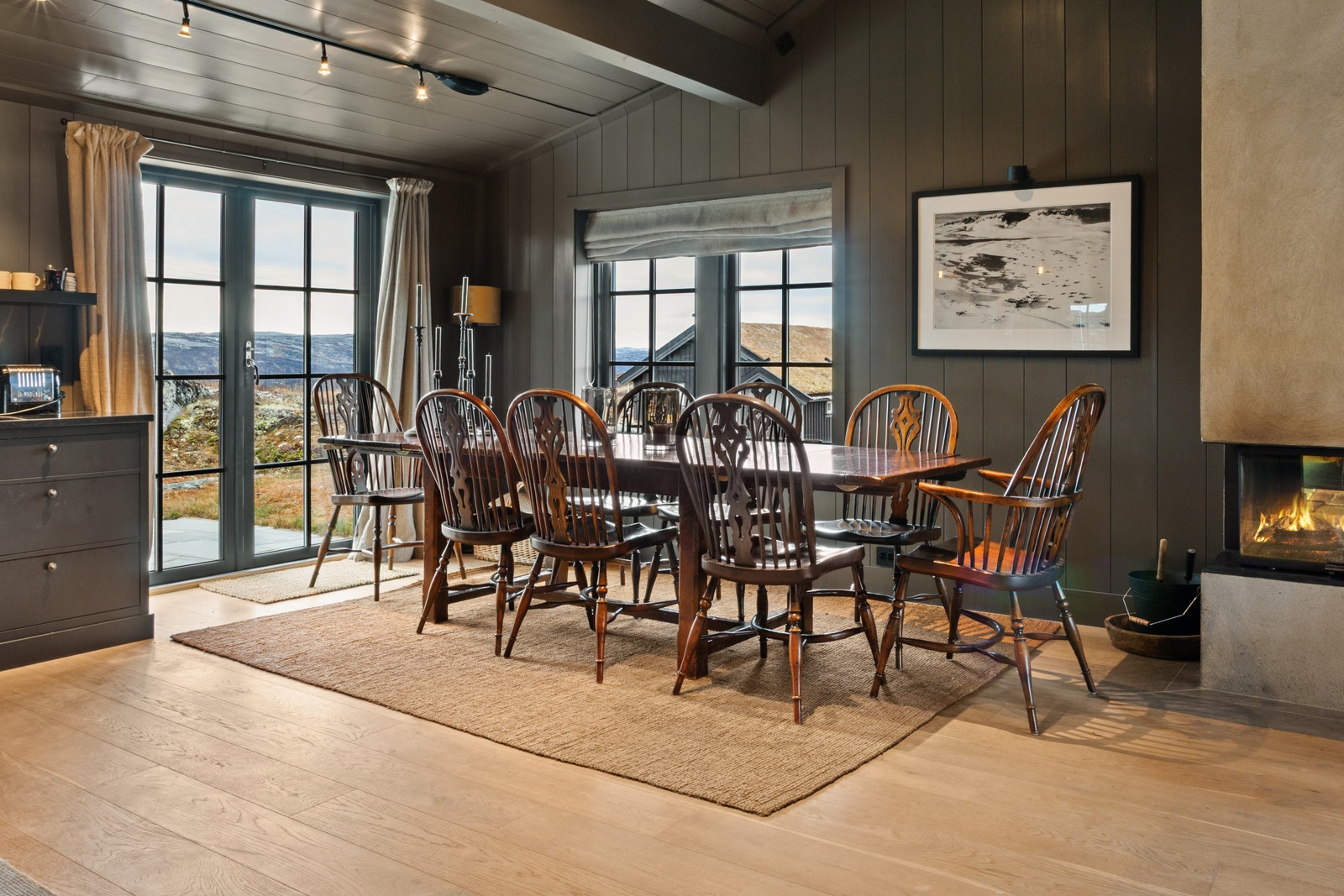 Spisestue og dør ut til terrasse Galleribilde