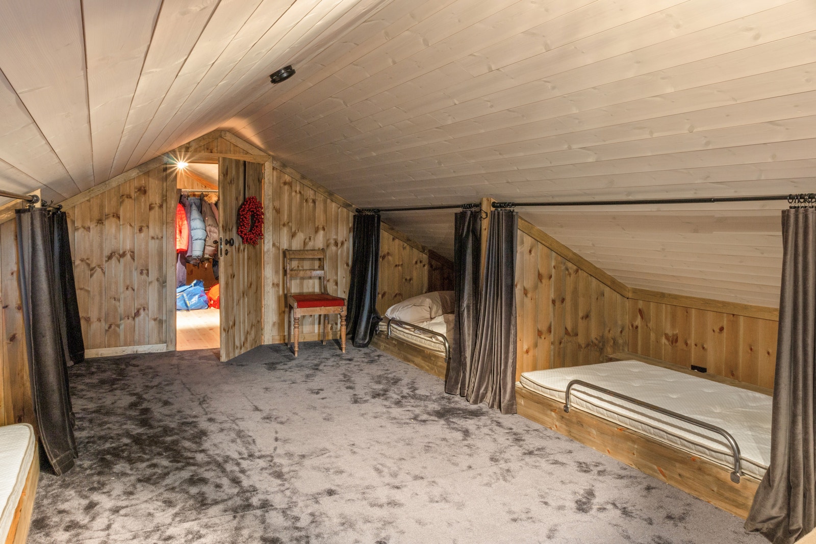 Hems innredet med plassbygde senger. Ikke gitt at hems er godkjent som soverom Galleribilde