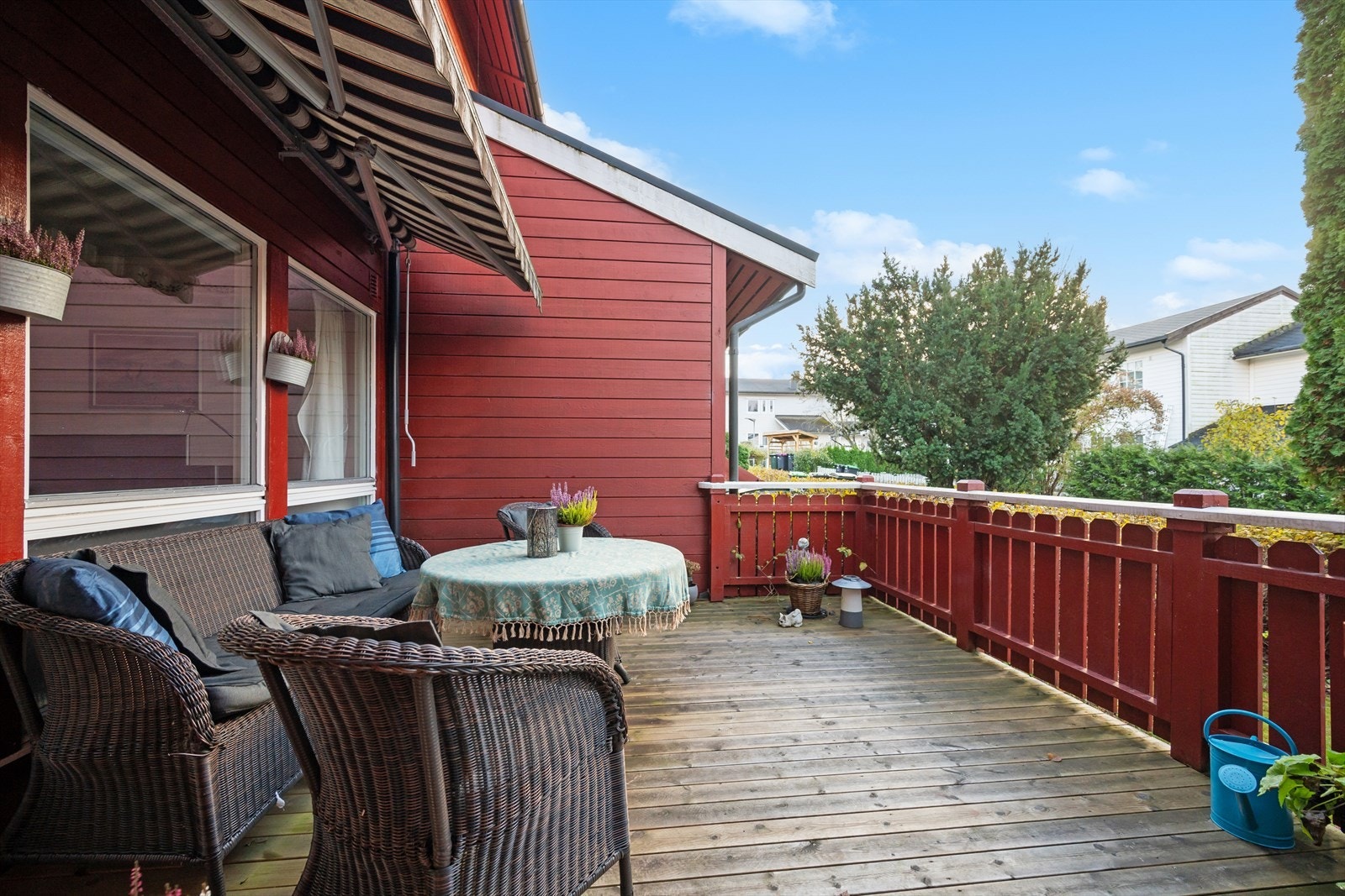 Boligen har et hyggelig inngangsparti med terrasse på 14 kvm mot vest. Galleribilde