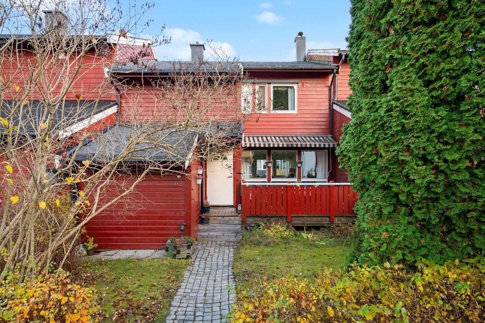 Hyggelig opparbeidet inngangsparti med belegningsstein og terrasse. Galleribilde