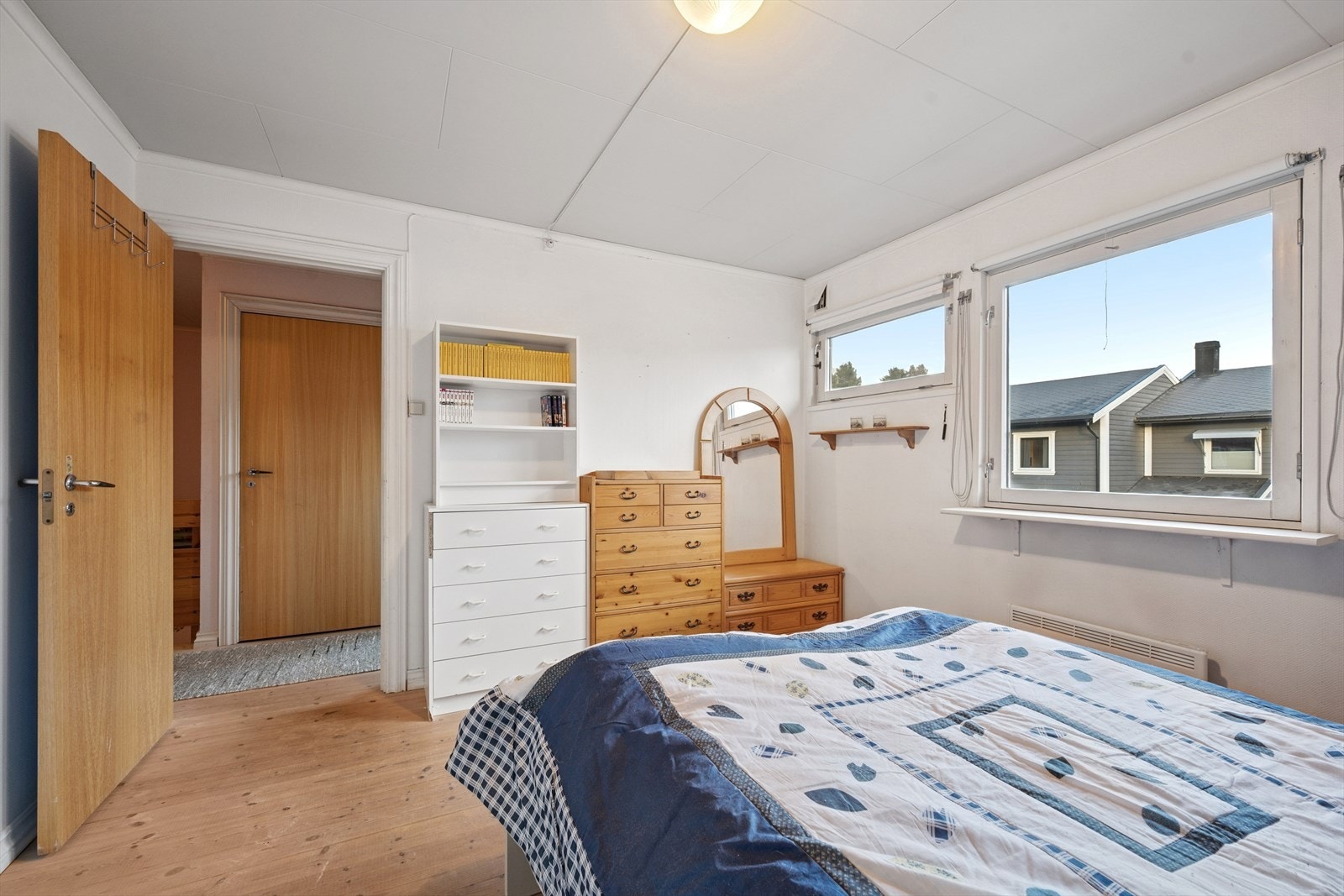 Soverommene har plass til stor seng og ulike oppbevaringsløsninger. Galleribilde