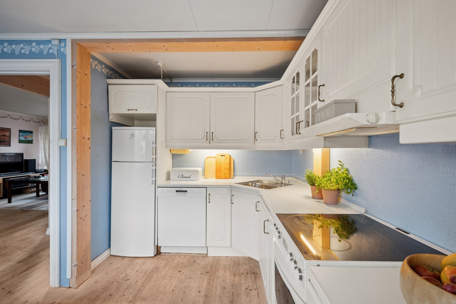 Det er opplegg for oppvaskmaskin, og nisjer i innredningen med plass for kjøleskap og komfyr. Galleribilde