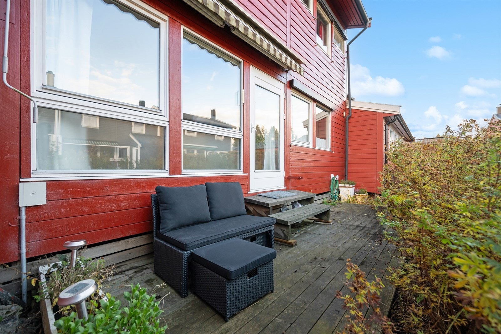 Det er utgang fra stuen i 1. etasje til en østvendt terrasse på 11 kvm med videre adkomst til hagen. Galleribilde