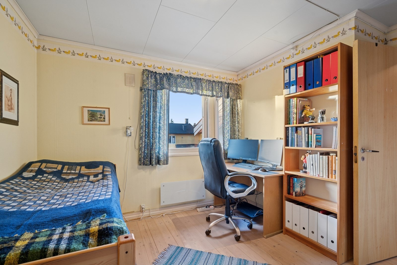 Soverom 3. Barnevennlig planløsning med soverommene samlet i 2. etasje. Galleribilde