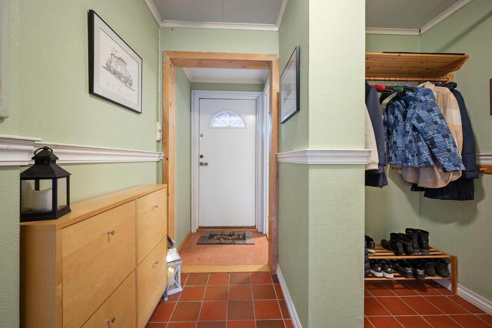 Man ønskes velkommen i en romslig entré med plass til å henge fra seg. Galleribilde