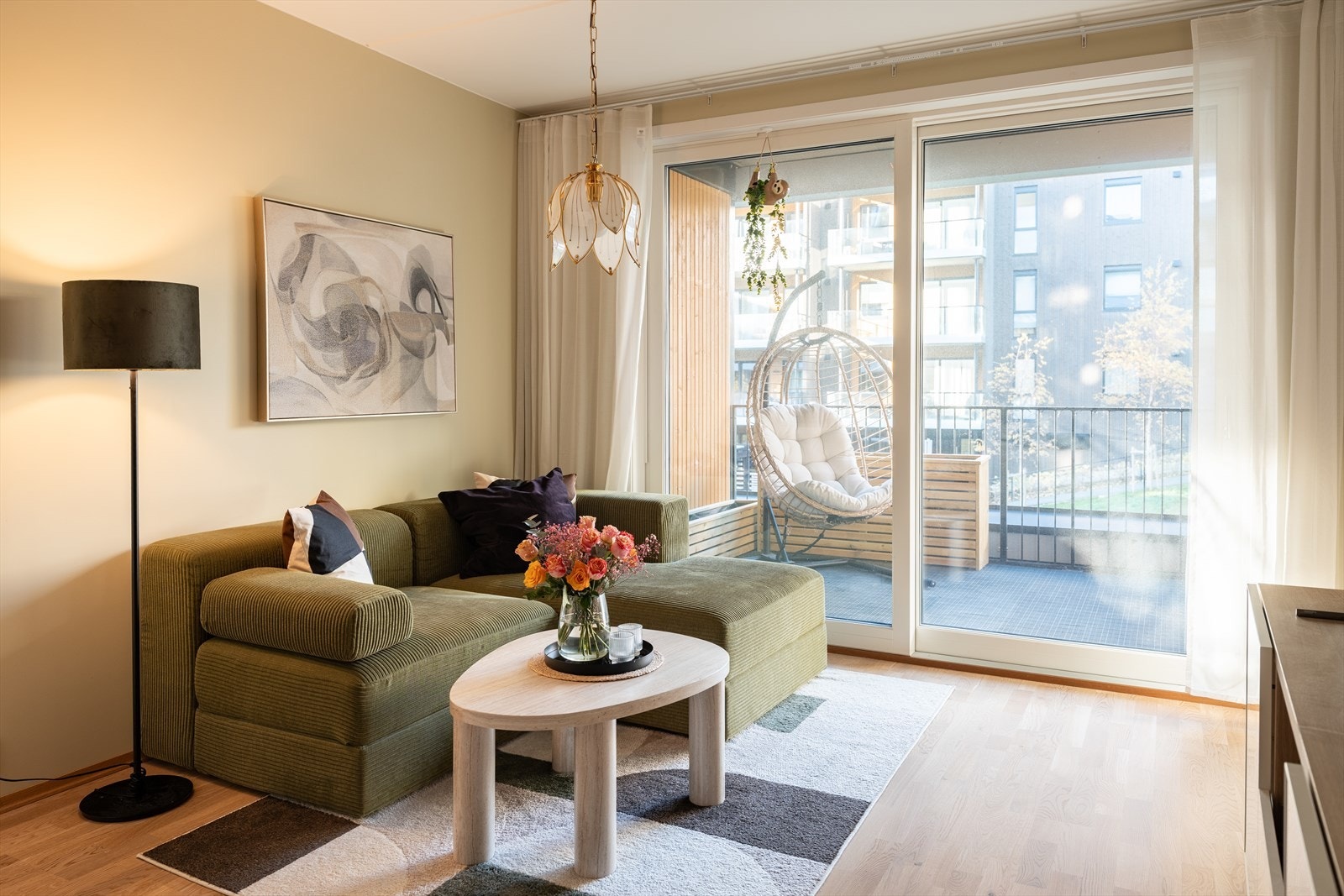 Leiligheten består av åpen stue- og kjøkkenløsning, bad, soverom, balkong og innvendig bod. Det medfølger også bod i kjeller. Galleribilde