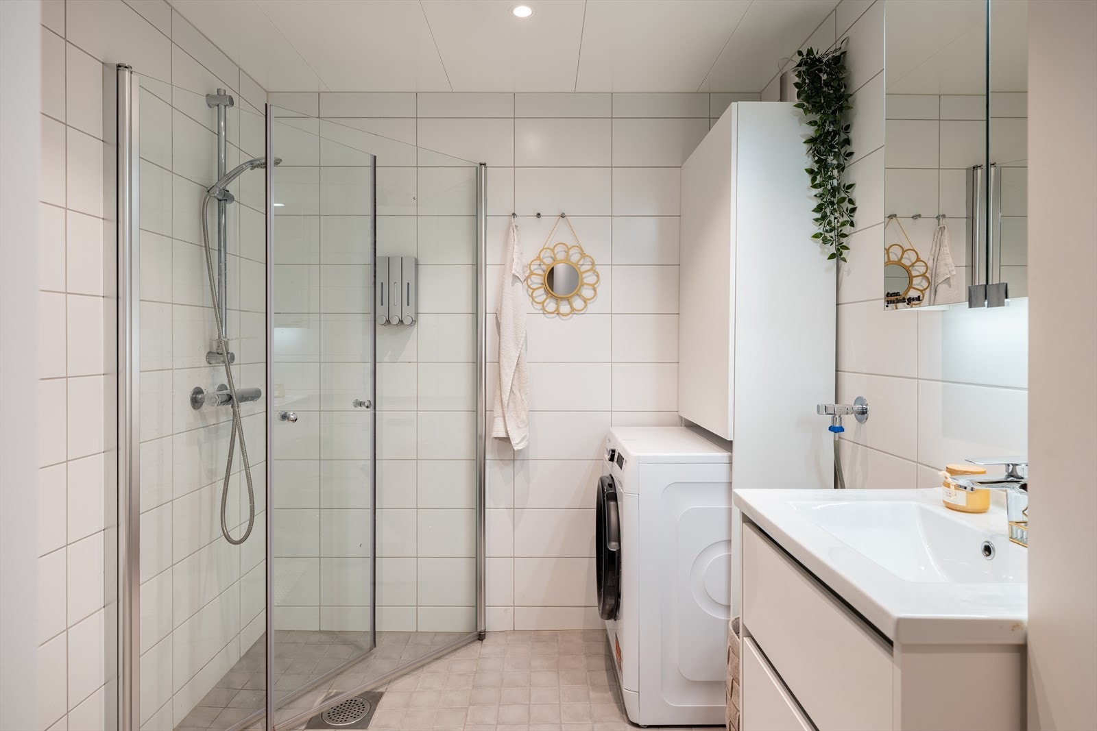 Pent og flislagt bad på 4m² med behagelig gulvvarme som varmekilde. Galleribilde