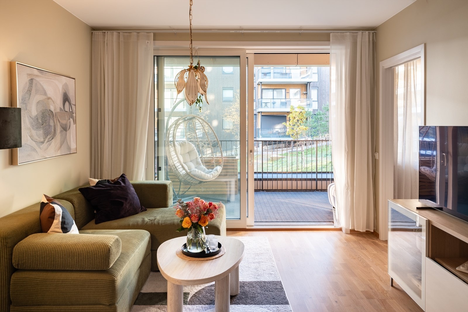 Praktisk skyvedørsløsning som fungerer som en forlengelse av stuen på fine sommerdager. Galleribilde