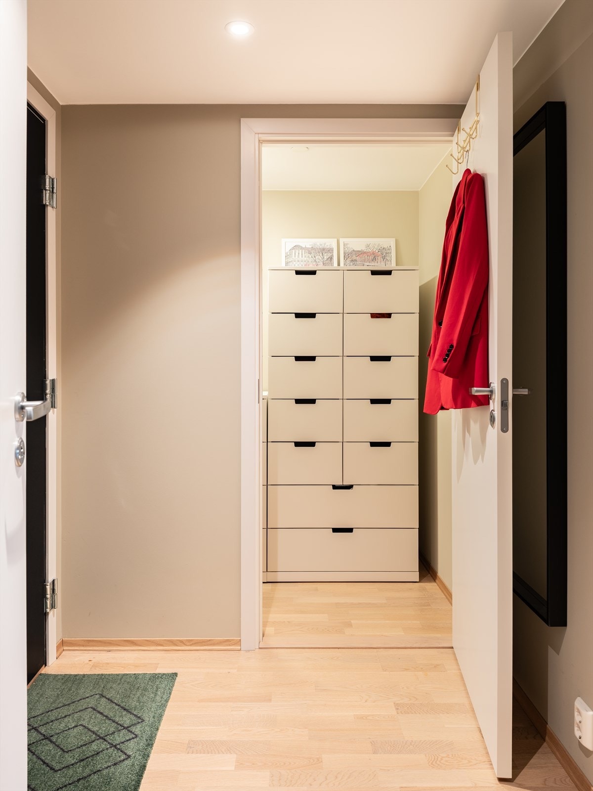 Praktisk innvendig bod på 2m². Dette kan brukes som plass til ekstra lagring, eller etablere walk-in closet. Galleribilde