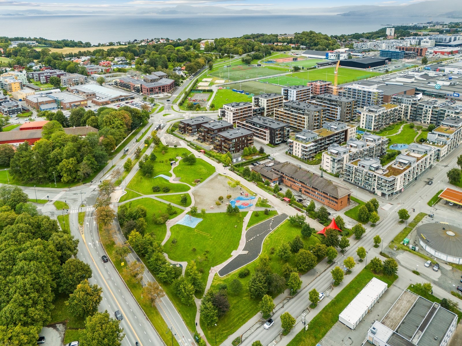 Ladeparken, med sine flotte grøntområder, ligger like ved leiligheten. I tillegg finner du Lade idrettspark kun et steinkast unna. Galleribilde