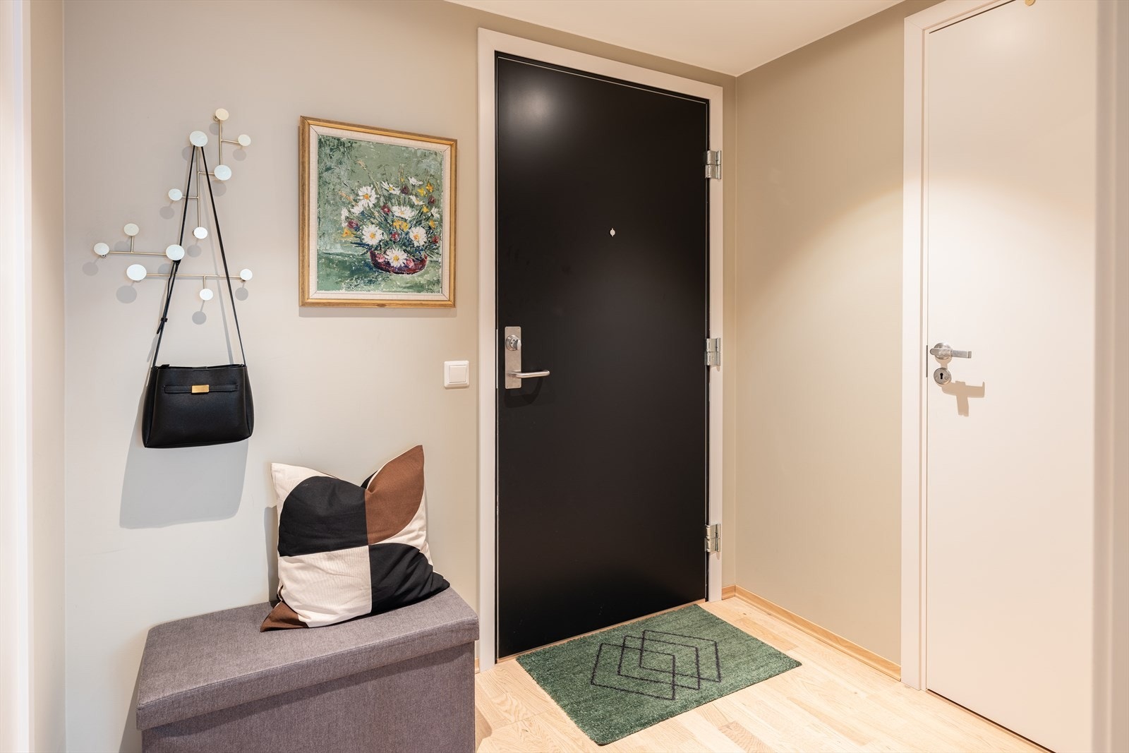 Innbydende entré på 4m² med god plass til oppbevaring av både sko og yttertøy. Galleribilde