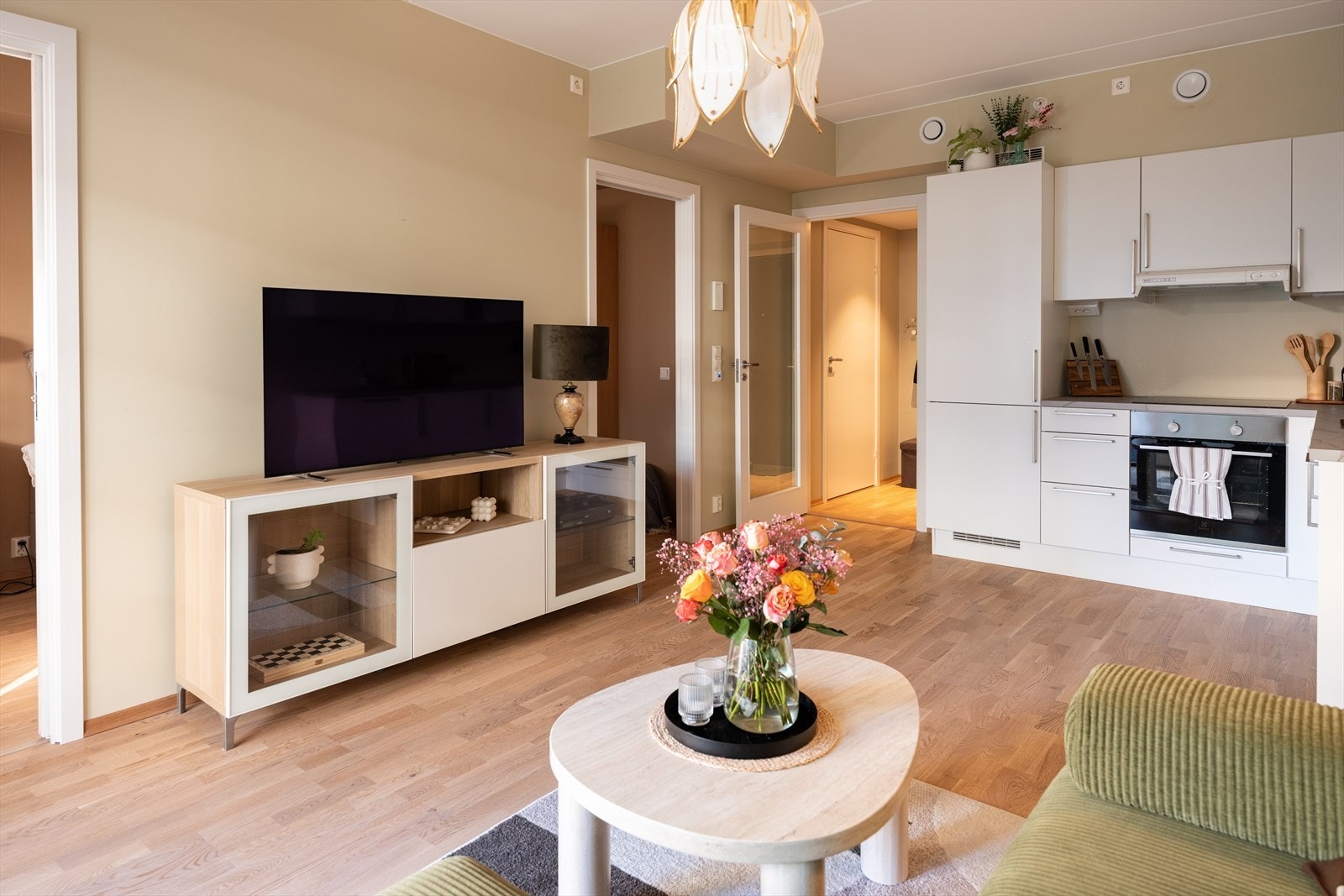 Den åpne stue- kjøkkenløsningen strekker over hele 19m² og byr på gode møbleringsmuligheter. Galleribilde