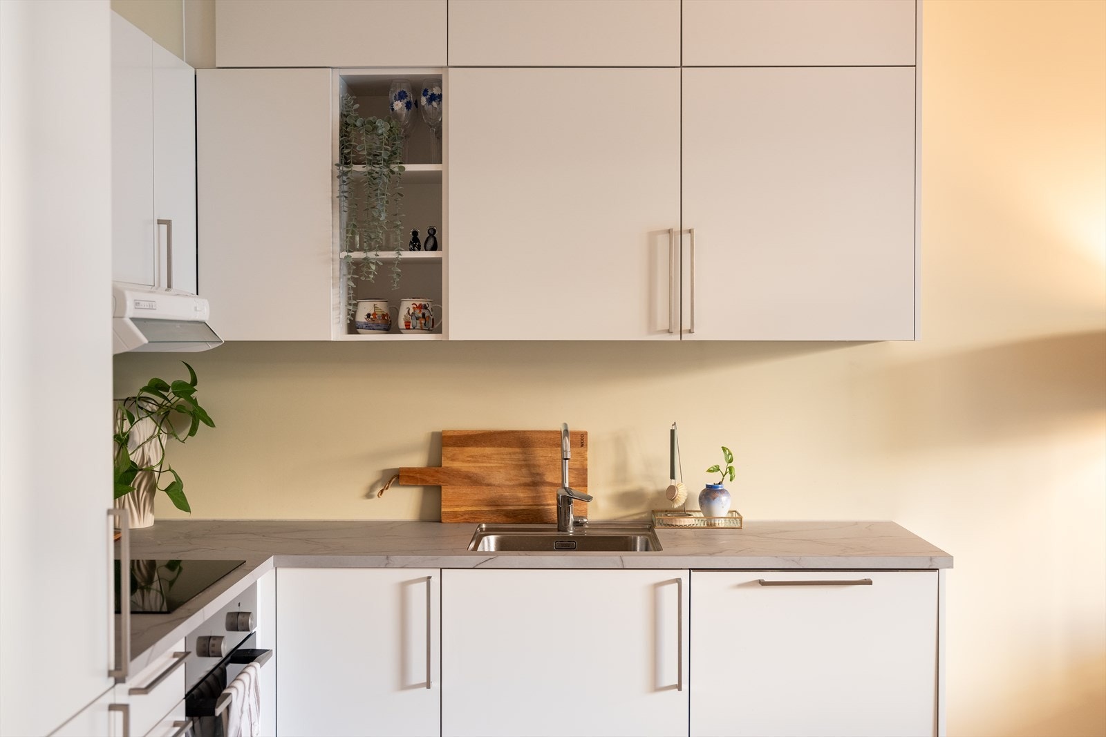 Kjøkkenet er utstyrt med integrerte hvitevarer som platetopp, stekeovn, oppvaskmaskin og kjøle- fryseskap. Integrerte hvitevarer medfølger handelen. Galleribilde