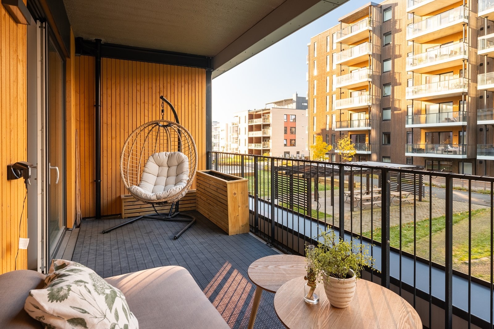 Balkongen strekker seg over 13m² og har rikelig med plass til utemøbler. Galleribilde