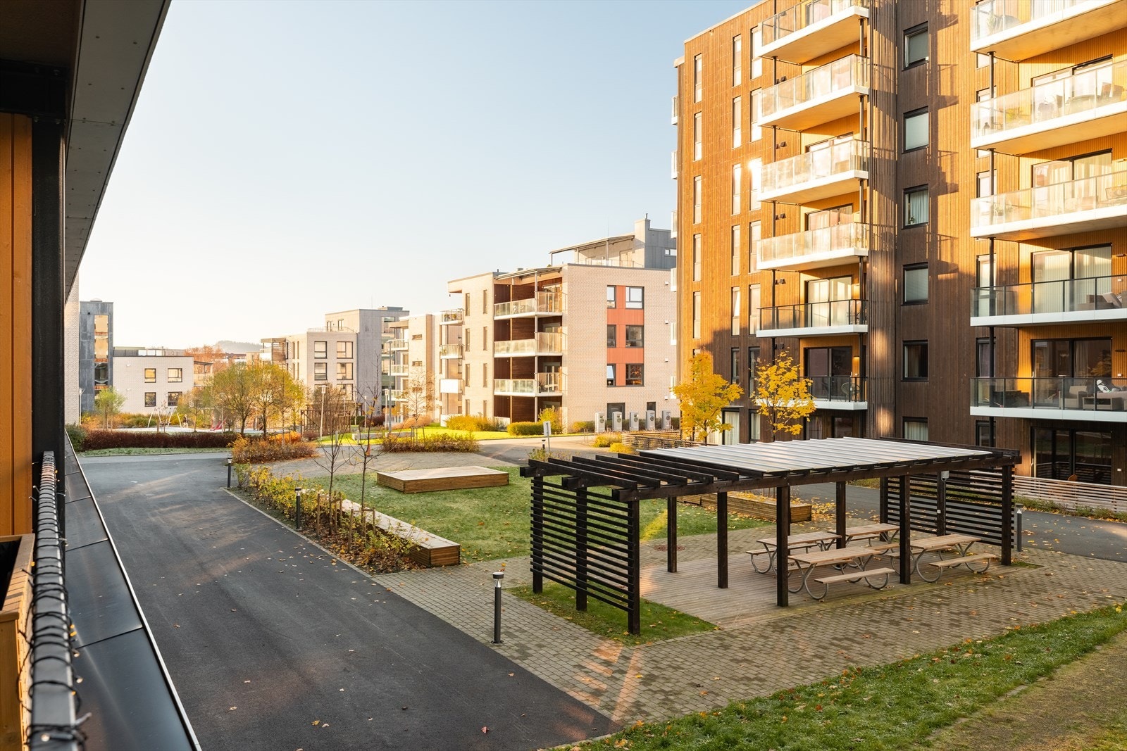 Beliggenheten på attraktive Lade byr på en umiddelbar nærhet til alt av servicefasiliteter som blant annet kjøpesenter, kollektivtransport, treningssenter og dagligvarebutikker. Galleribilde