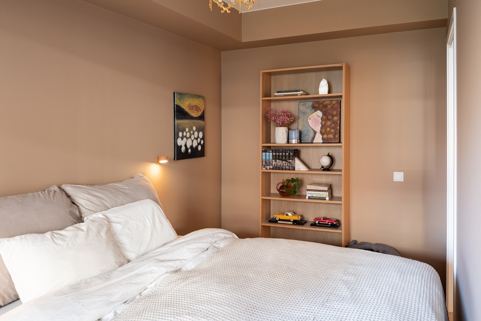 Her er det god plass til både dobbeltseng, nattbord og garderobeløsning. Galleribilde