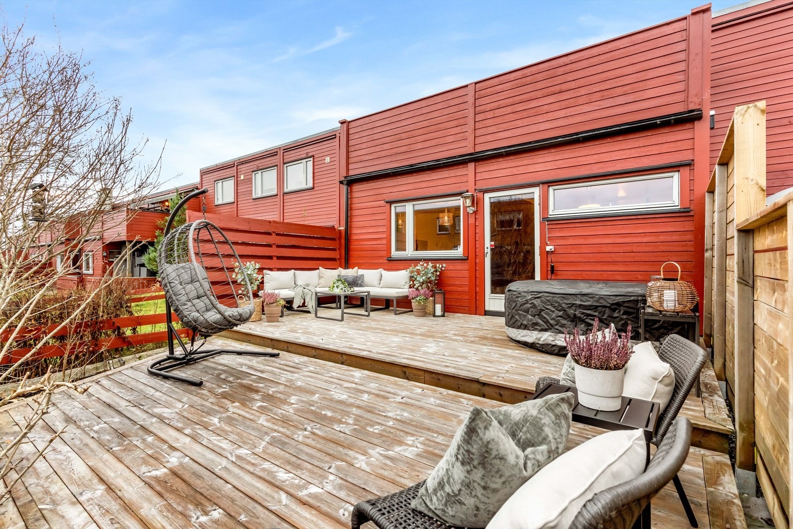 Fra hovedsoverommet er det utgang til en stor, nordøstvendt terrasse på 33 kvm! Galleribilde