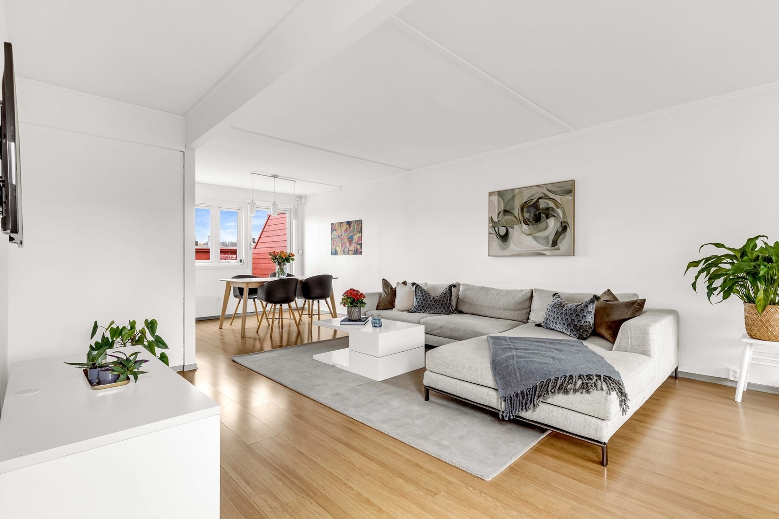 Det er en naturlig soneinndeling med god plass til sofagruppe og spisestue. Galleribilde