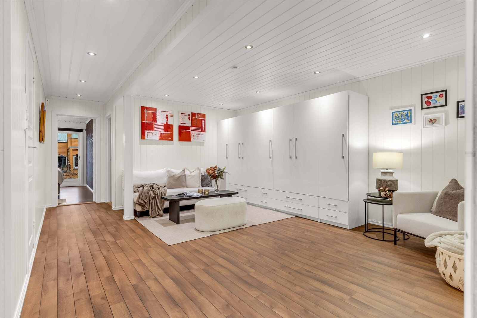 Det er et romslig rom i gangen som i dag er innredet med stor garderobeløsning og sofagruppe. Galleribilde