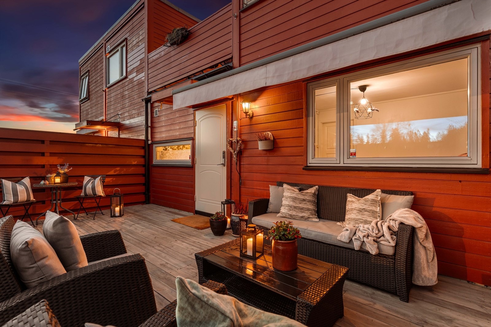 Ved inngangspartiet er det en solrik, sydvestvendt terrasse med markise. Galleribilde