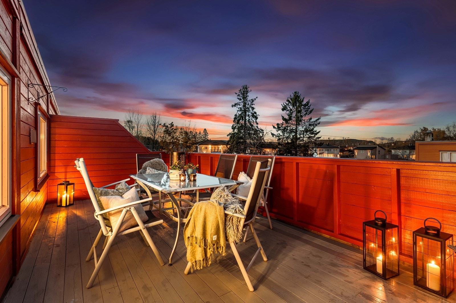 Fra spisestuen er det utgang til en nordøstvendt terrasse på ca. 18 kvm. Galleribilde