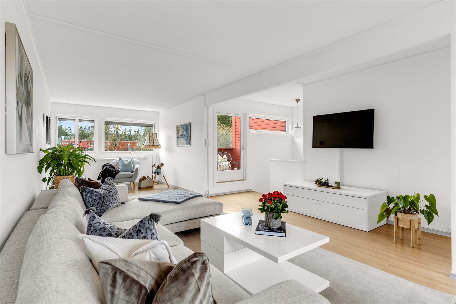 Det er god plass til en stor sofagruppe og tilhørende mediemøblement. Galleribilde