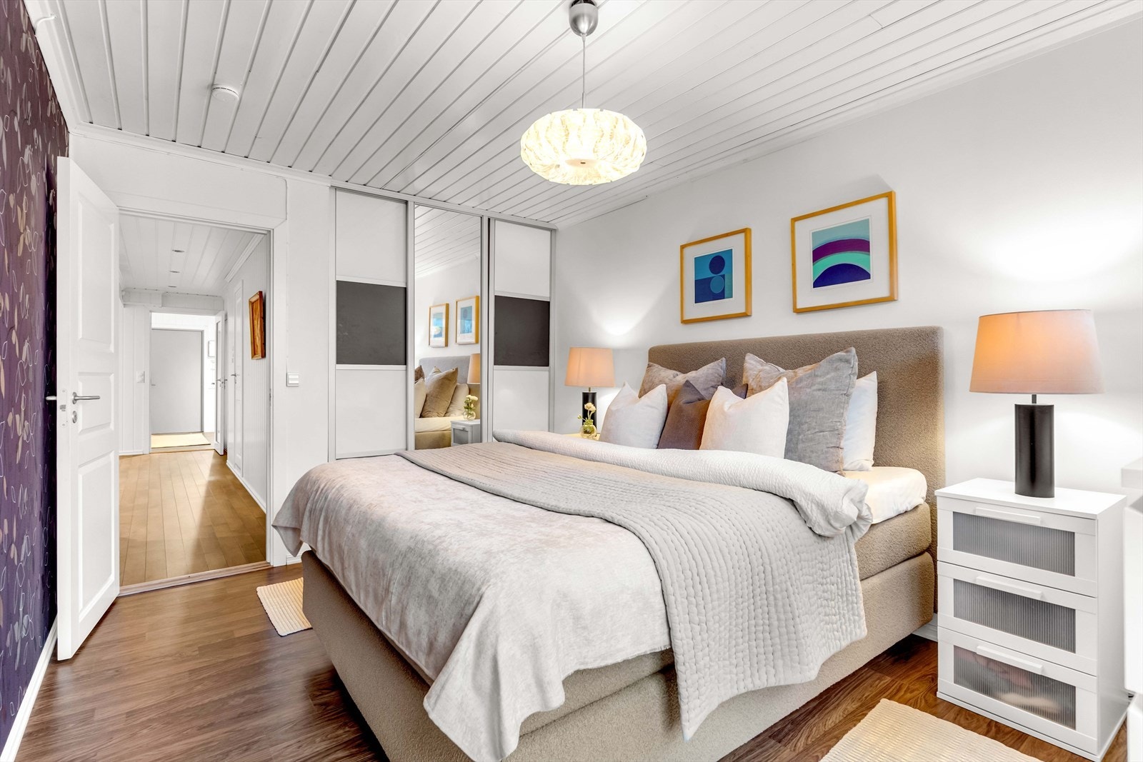 På soverommet er det skyvedørsgarderobe, samt utgang til terrasse. Galleribilde