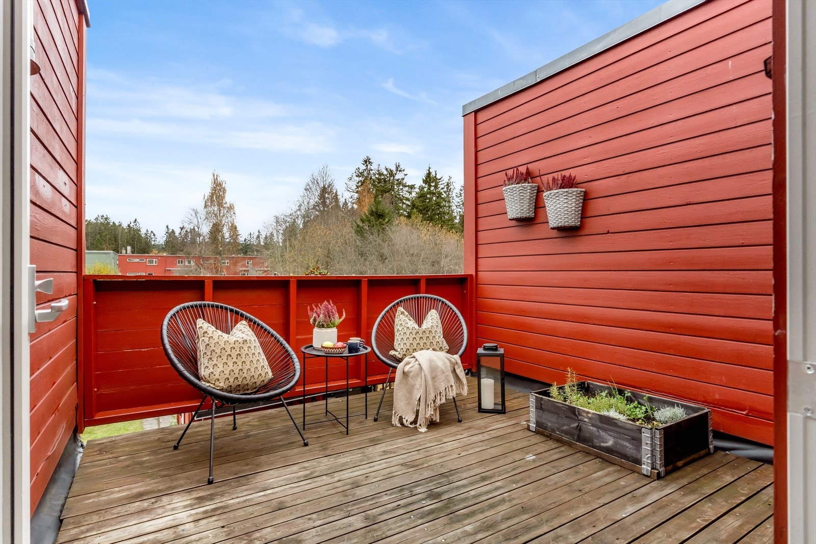 Fra stuen er det utgang til sydvestvendt terrasse på 9 kvm. Galleribilde