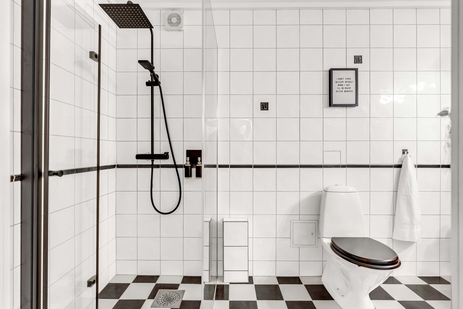 Badet er bygget opp med servantskap med nedfelt servant, underskap, dusjhjørne med glassdør og toalett. Galleribilde