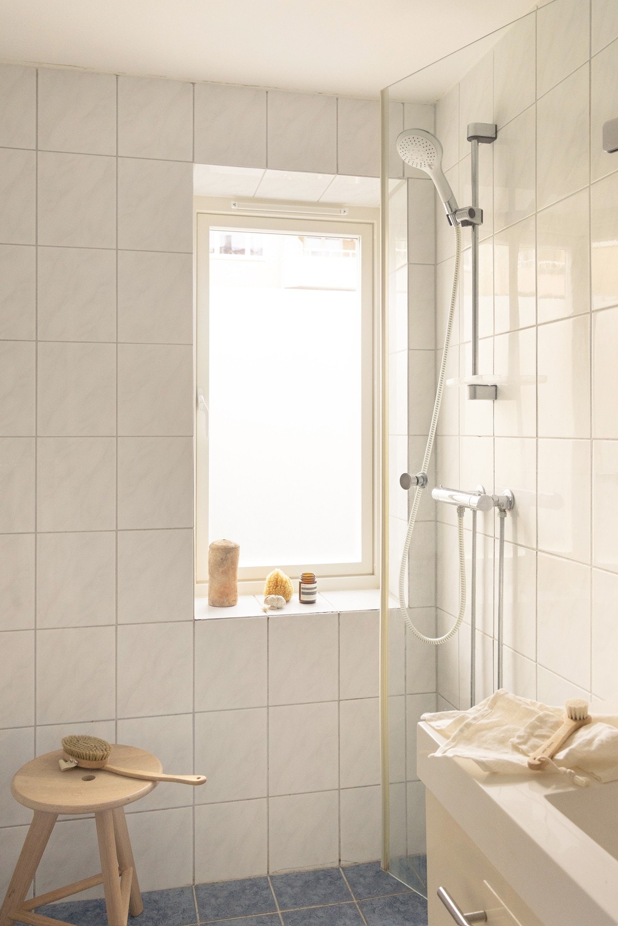 Rommet er flislagt og har et lite vindu som gir naturlig dagslys og mulighet for effektiv lufting. Galleribilde