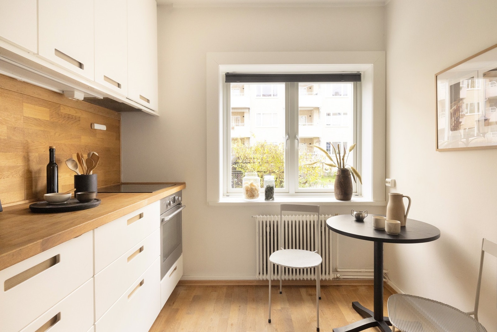 Kjøkkenet er utstyrt med integrerte hvitevarer fra IKEA og kombiskap fra LG. Det er plass til et lite frokostbord ved vinduet, og kjøkkenvinduet slipper inn rikelig med dagslys. Galleribilde