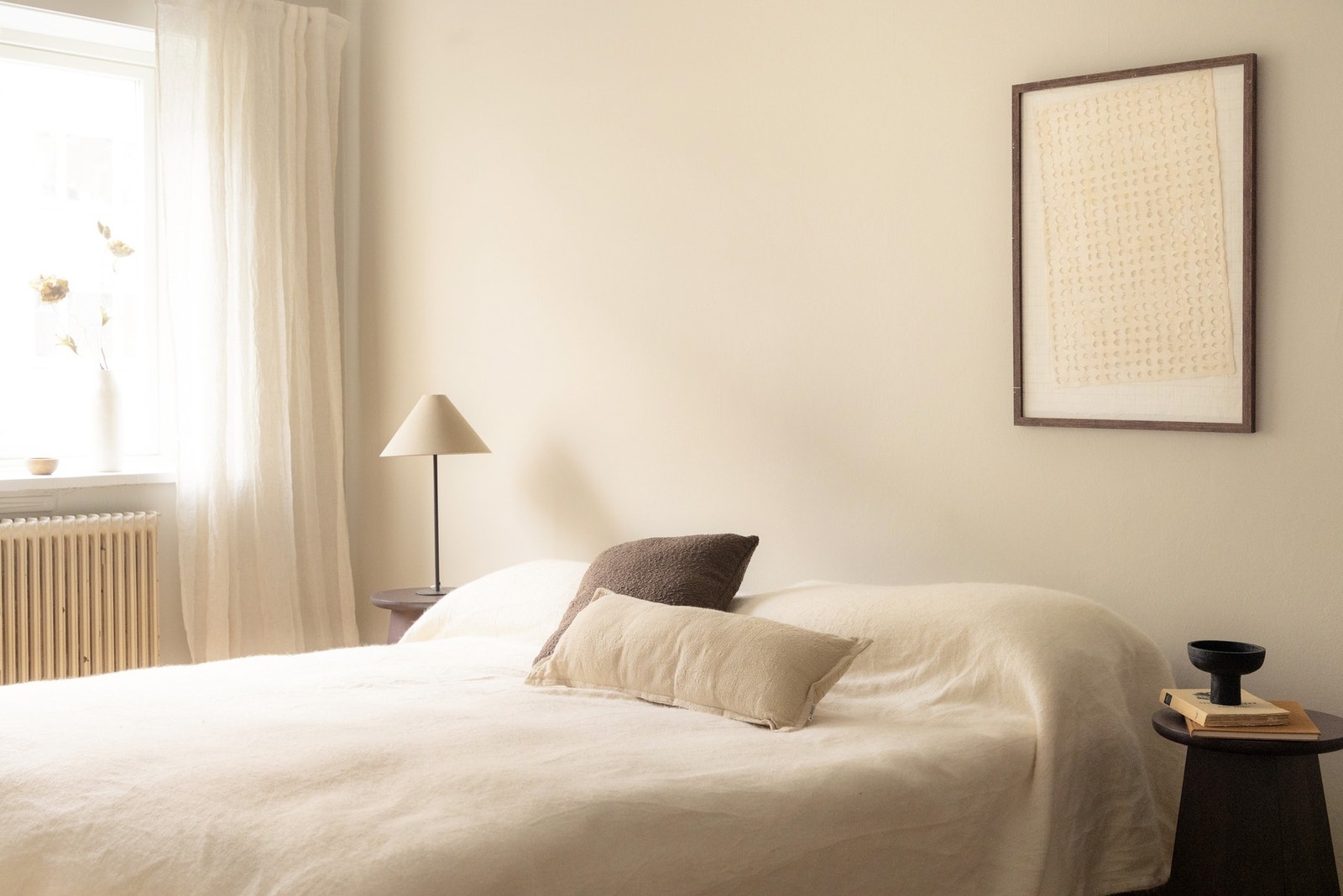 Soverommet er romslig og komfortabelt, med en stor vindusflate som slipper inn godt med naturlig lys og skaper en behagelig atmosfære. Galleribilde