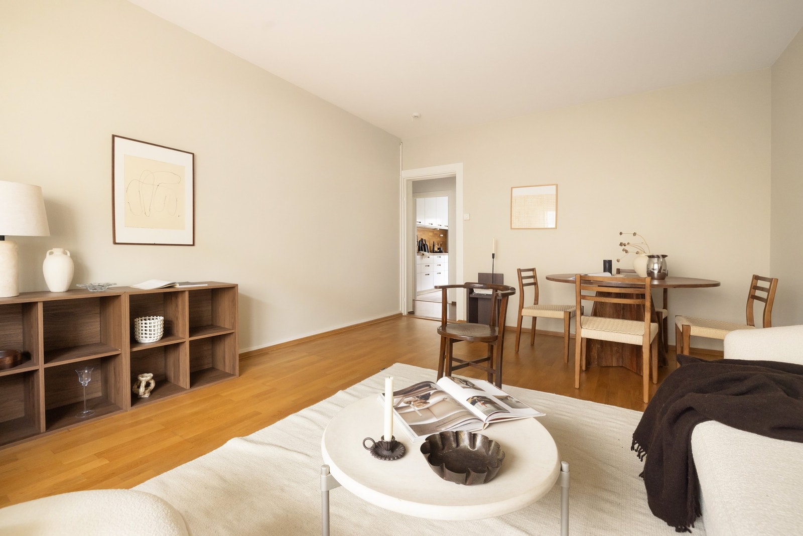 Stuen fremstår som lys, luftig og innbydende. Galleribilde