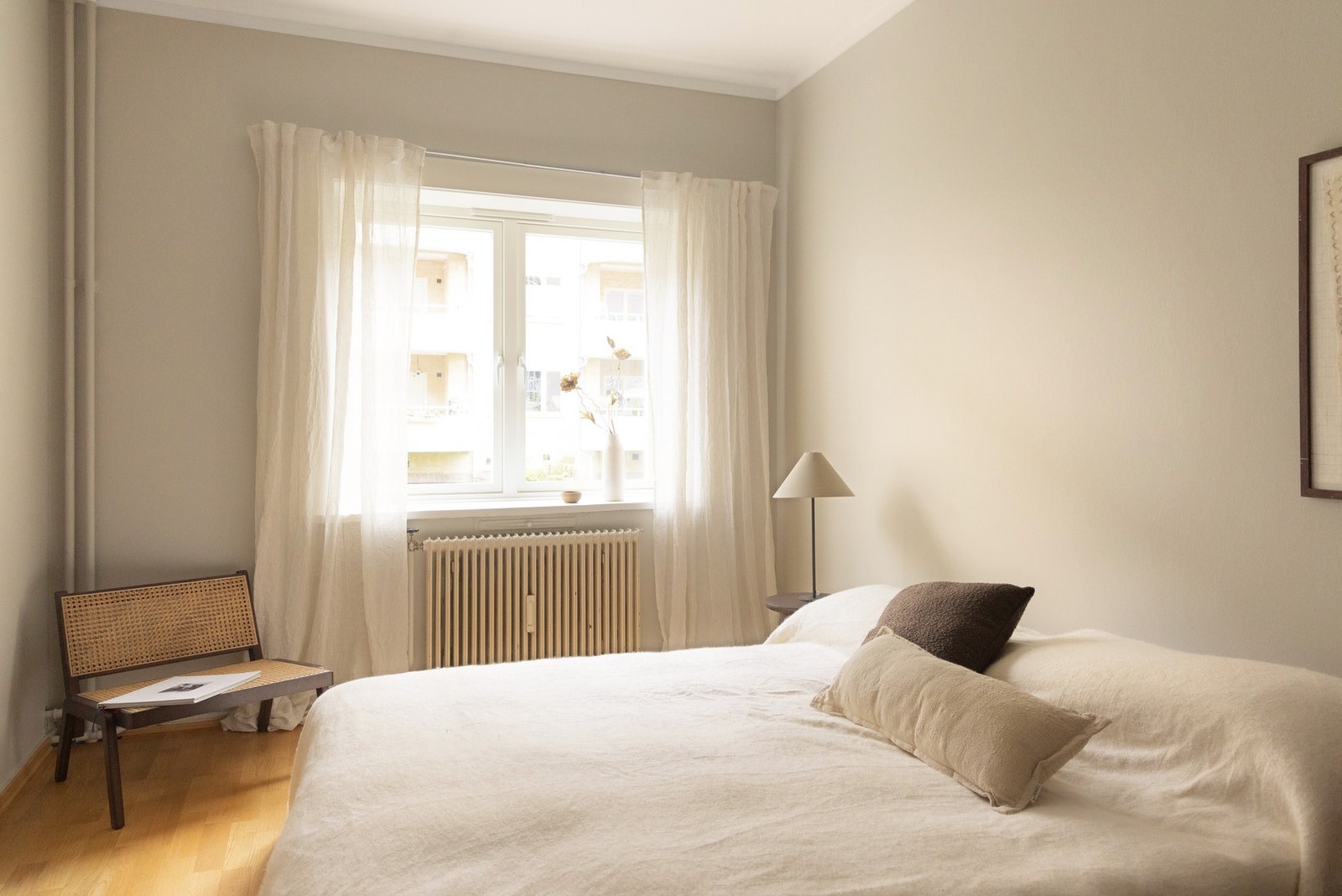 Dette er et innbydende og avslappende rom som passer perfekt for en god natts søvn og samtidig har praktiske kvaliteter i hverdagen. Galleribilde