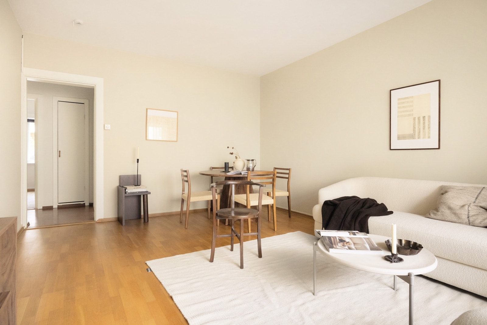 Stuen har gode innredningsmuligheter, med god plass til både en sofagruppe med tilhørende bord og mediemøbel, samt et spisebord. Galleribilde