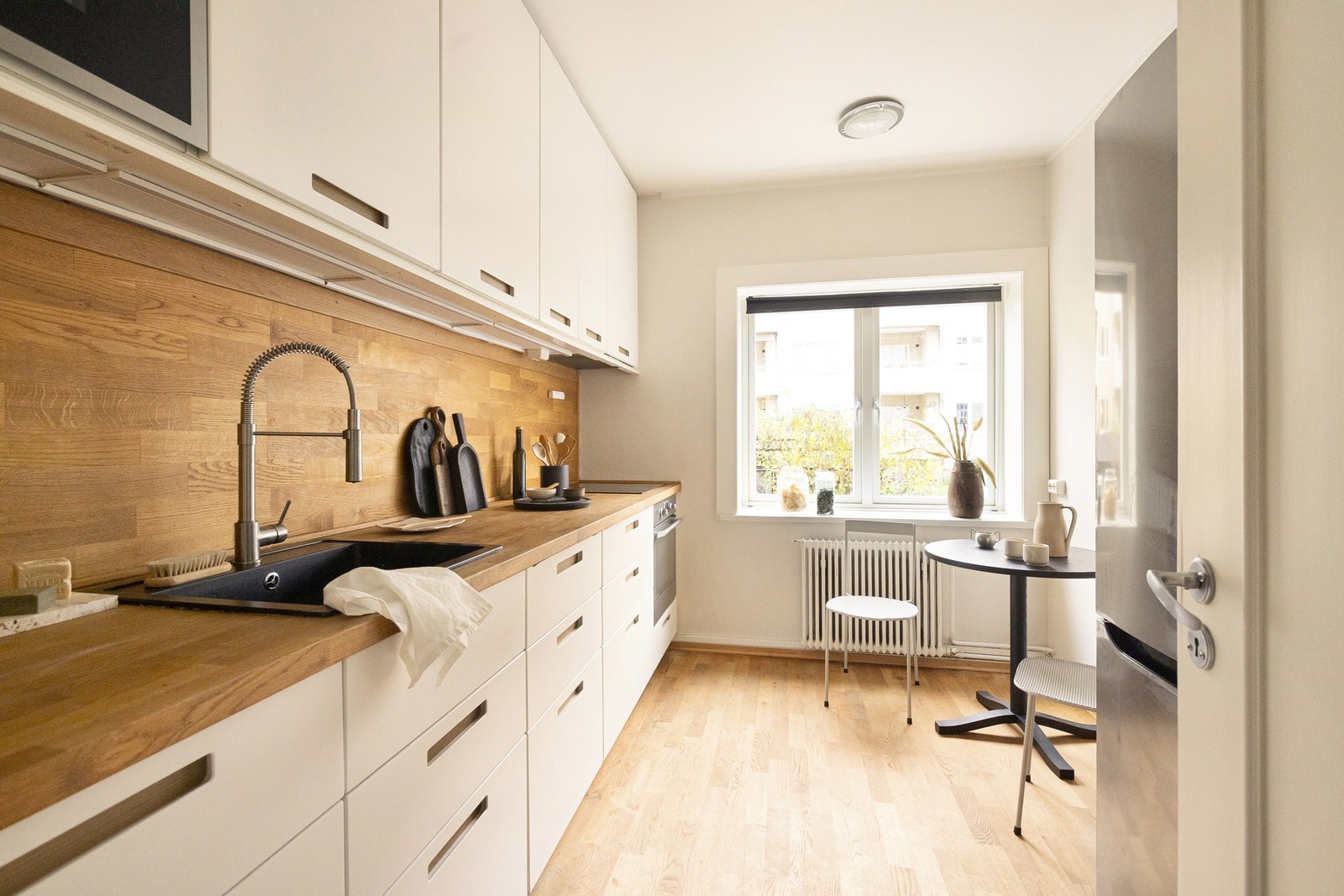 Lekkert IKEA kjøkken fra 2019, med et stilrent og moderne uttrykk. Galleribilde