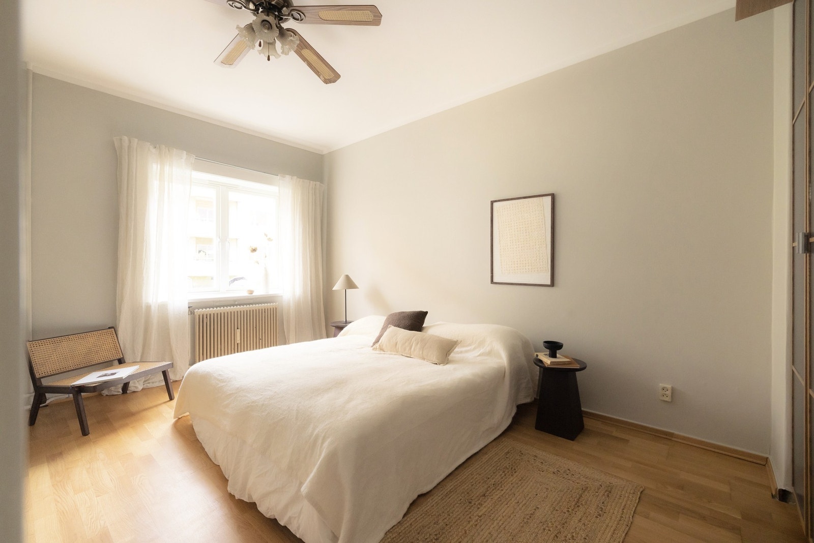 Rommet gir god plass til dobbeltseng med tilhørende nattbord på begge sider, romslig garderobeskap og skrivepult. Galleribilde