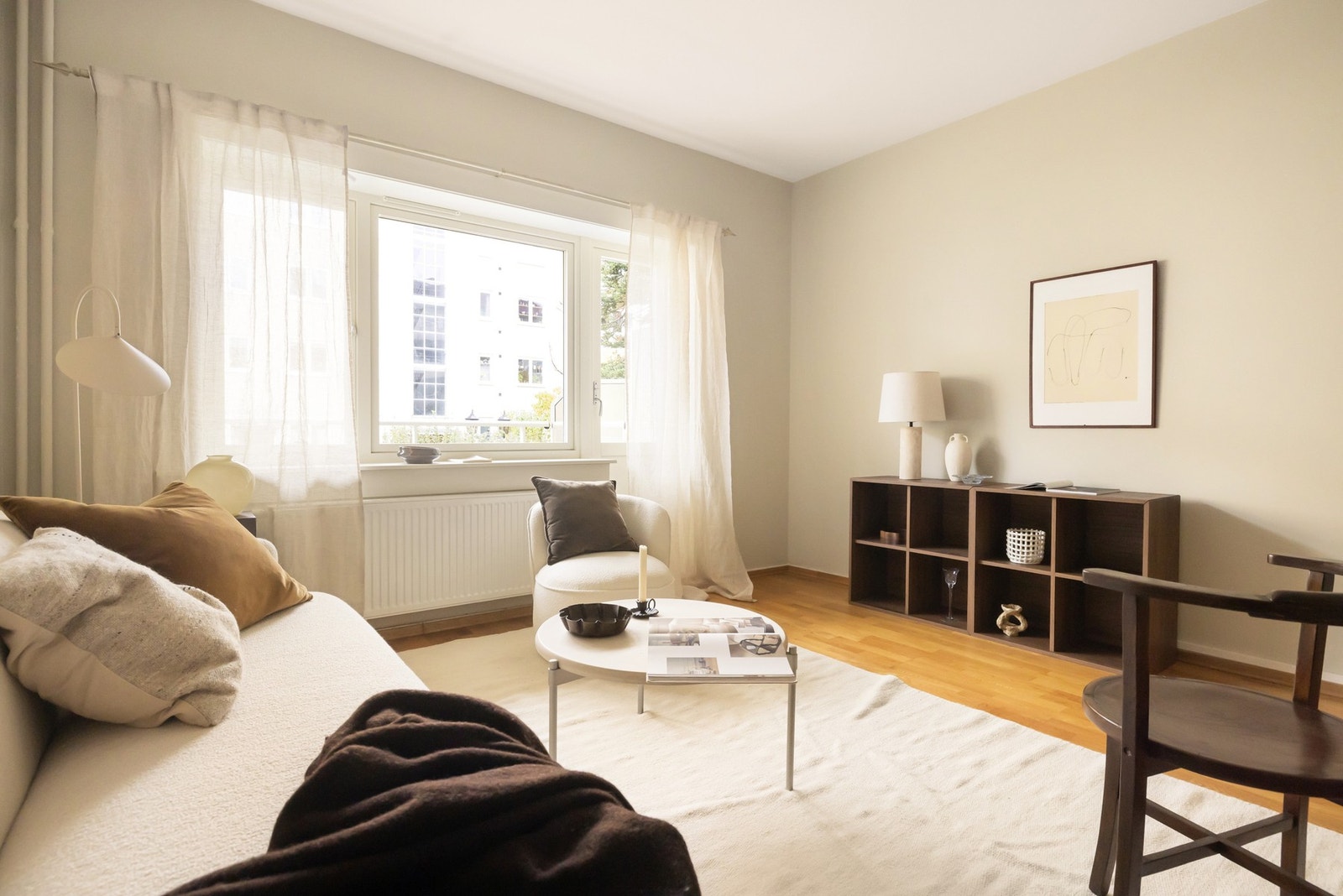 Store vindusflater gir boligen et fantastisk lysinnslipp, flott utsyn og en lun atmosfære. Galleribilde