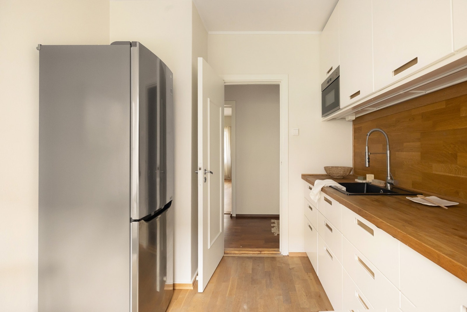 Innredningen er godt utnyttet og gir både rikelig skapplass og funksjonelle arbeidsflater. Galleribilde