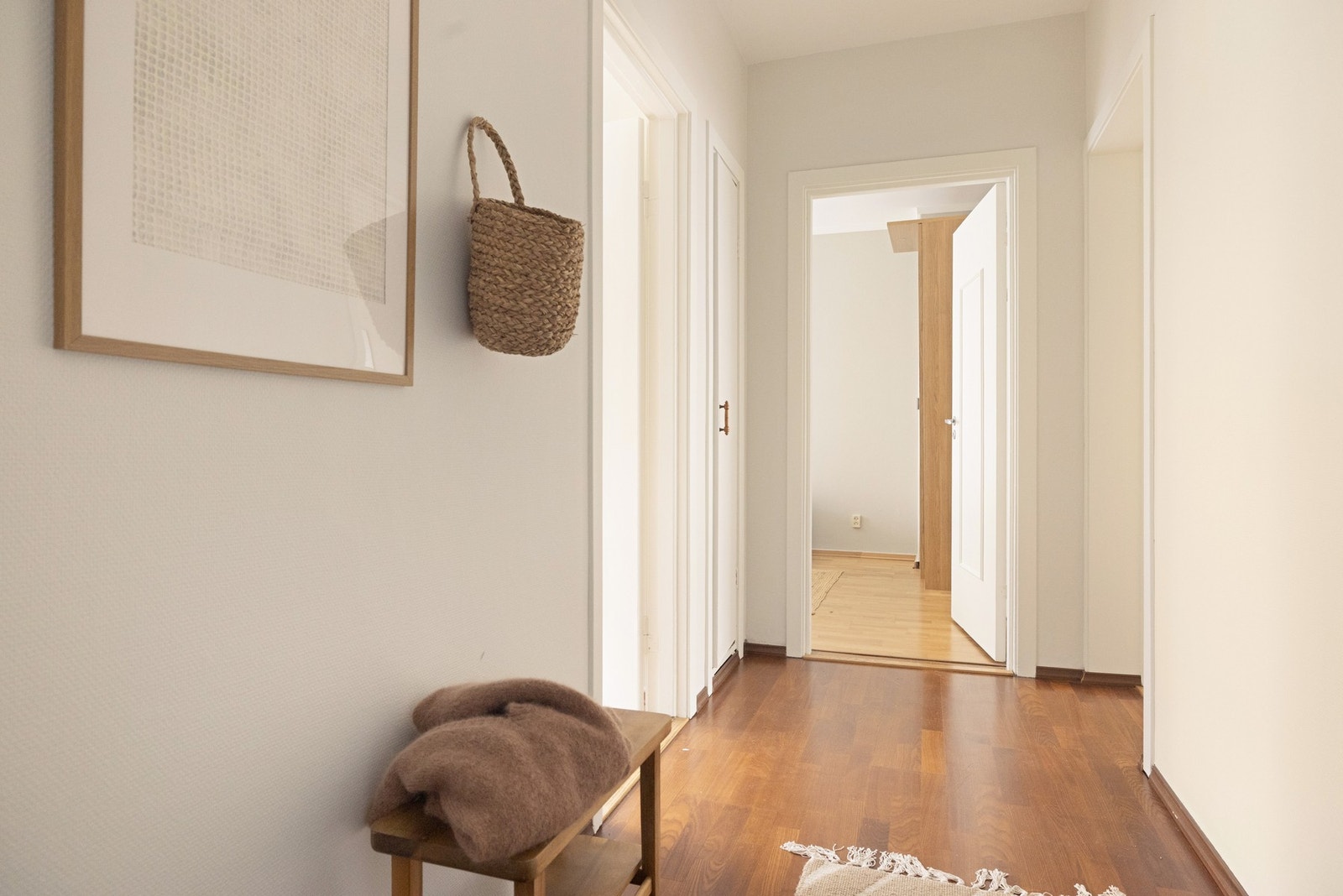 Gangen fungerer som et knutepunkt mellom alle boligens rom. Galleribilde