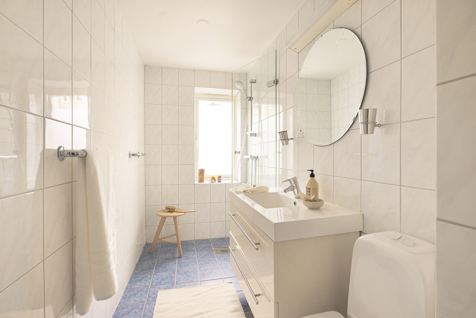 Badet ble renovert i regi av borettslaget i 2003 og fremstår som et funksjonelt og velholdt rom med gjennomtenkte løsninger. Galleribilde