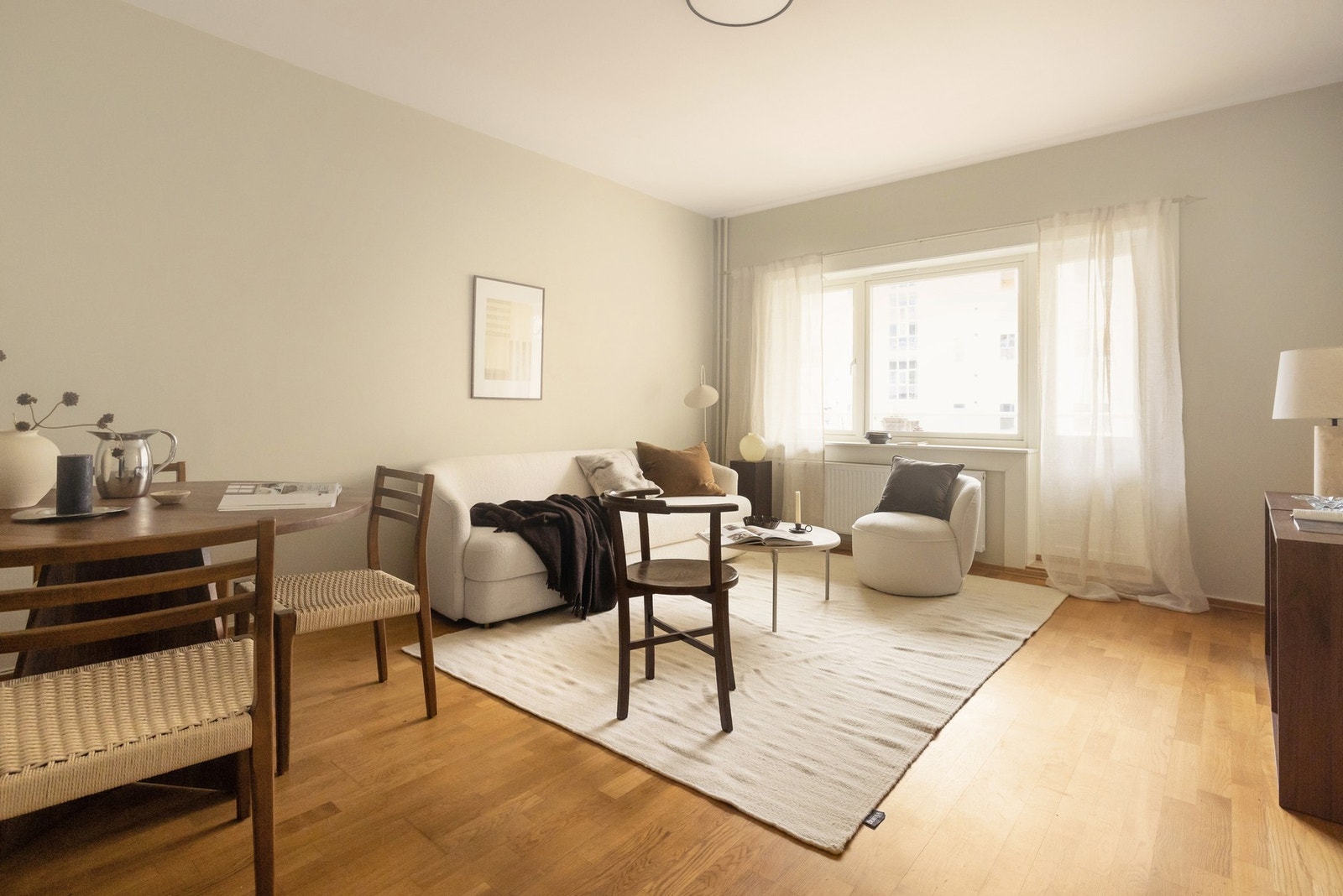 Leiligheten er nymalt (2025) i en lys og nøytral fargetone som gjør det enkelt å sette sitt eget preg på interiøret med møbler og dekor etter egen stil og smak. Galleribilde