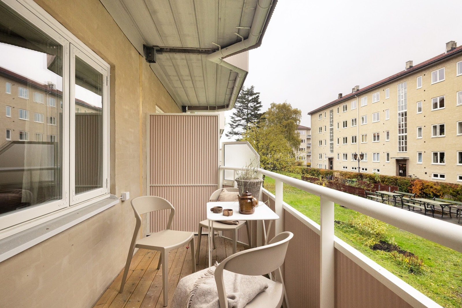 Balkongen har et areal på 6m² og er utformet med god plass til både sittegruppe og grill, noe som gjør den ideell for hyggelige sammenkomster med venner og familie. Galleribilde