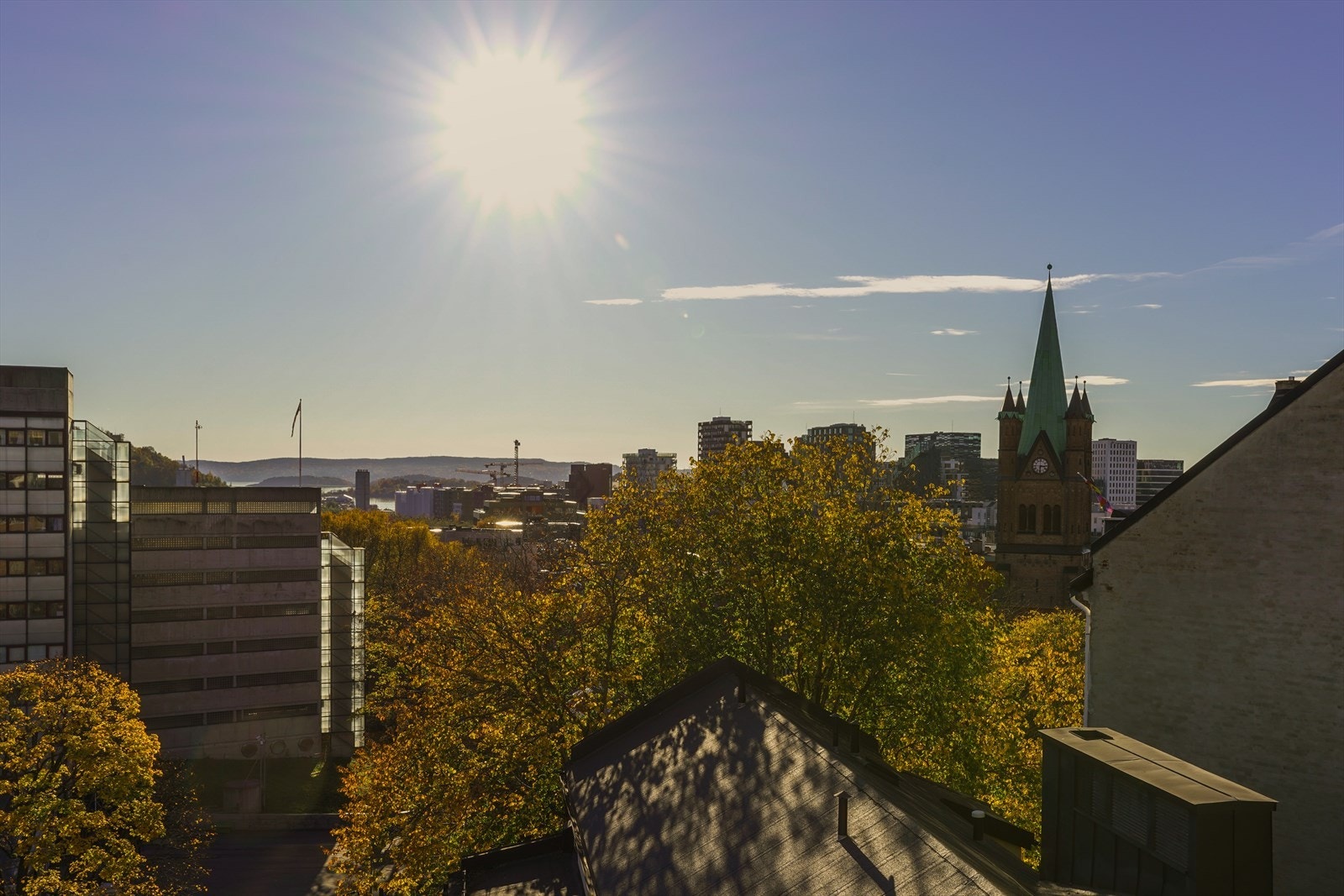 Her har du en nydelig utsikt over nærområdet, hvor man også kan se helt til Oslofjorden. Galleribilde
