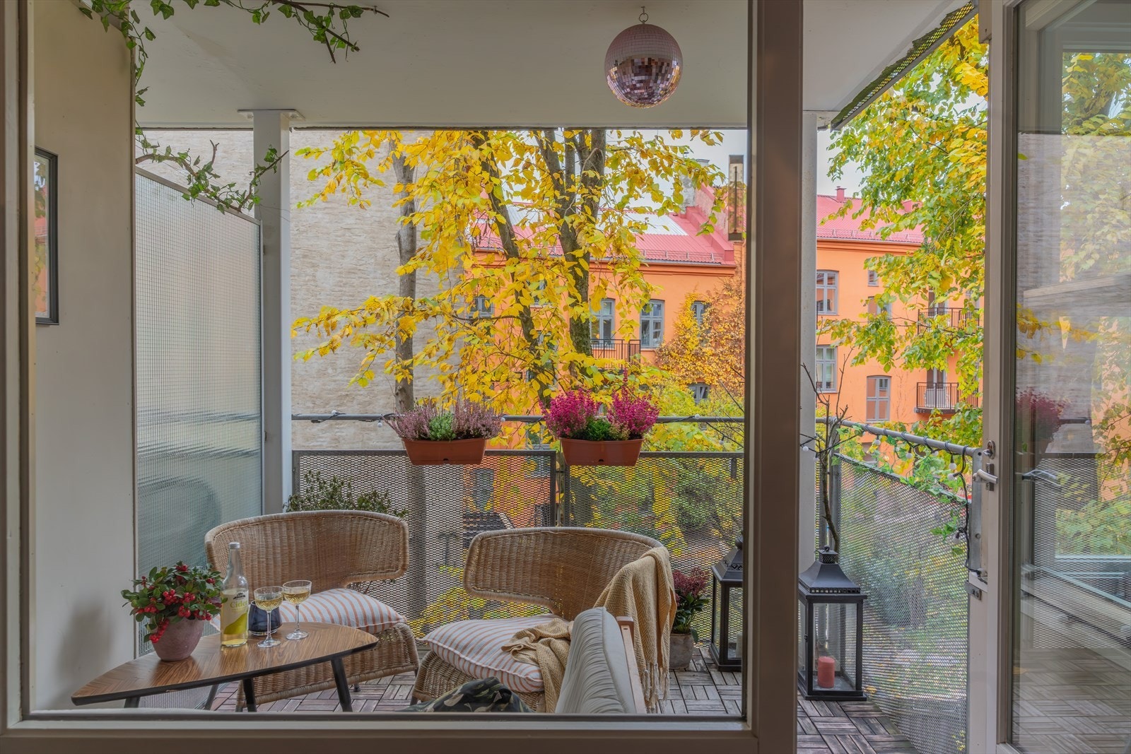 Velkommen til Borggata 4! En lys, pen og gjennomgående 3-roms med heis, balkong og garasje. Galleribilde