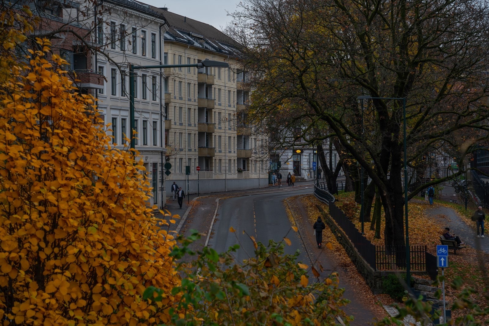 Leiligheten ligger meget sentralt og attraktivt til i Borggata som en rolig gate nær populære Sørli plass, på en høyde mellom Kampen, Tøyen og Grønland. Galleribilde