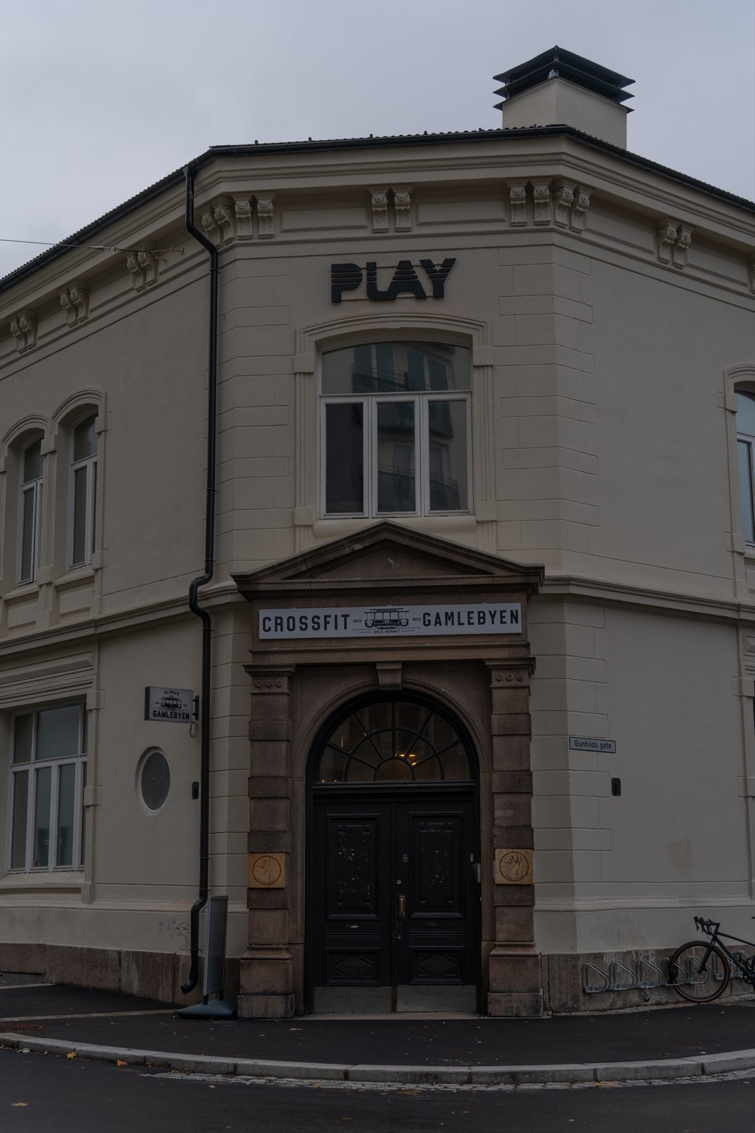 Populære Crossfit Gamlebyen ligger rett over gaten, ca. 30 meter fra leiligheten. Galleribilde