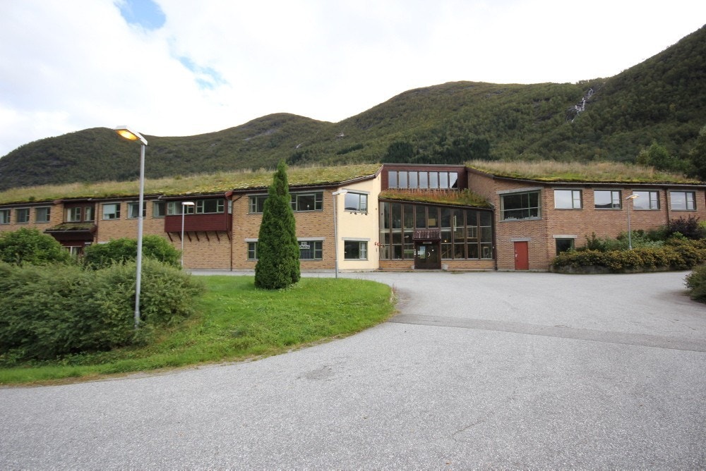 Bygget frå framsida.Inngang til leilegheita er frå bakkeplan på baksida. Det er svalegang langs heile bygget på baksida, så det er overbygg framfor inngongane til leilegheitene. Galleribilde